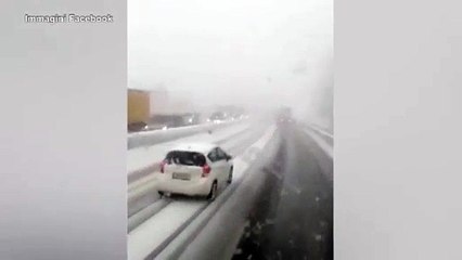 Maltempo, chiuso il passo del Brennero per neve: il video
