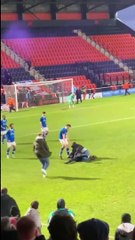 Video, follia in Inghilterra: tifoso aggredisce steward