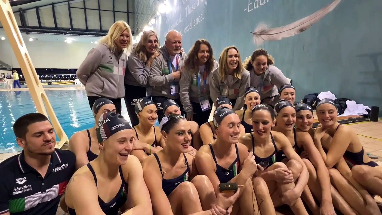 Emma, che sorpresa! La Nazionale di nuoto artistico nel video di Apnea