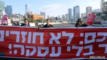 Tel Aviv, familiari degli ostaggi bloccano l'autostrada per protesta