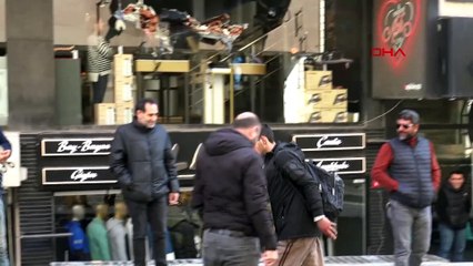 Avcılar’da yıkım sırasında korkutan an; pencereye çıkıp el sallayınca farkedildi