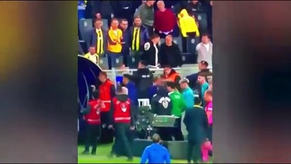 Video, Bonucci spinge un avversario e fa rissa con l'allenatore dell'Alanyaspor