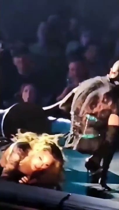 Madonna, che paura! Cade da una sedia durante un suo concerto