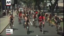 Semidesnudos en Biciclistas protestan en Peru