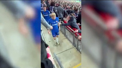 Enzo Fernandez, faccia a faccia con un tifoso dopo Chelsea-Liverpool 0-1