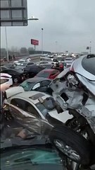 Download Video: VIDEO Maxi tamponamento su autostrada cinese: auto distrutte