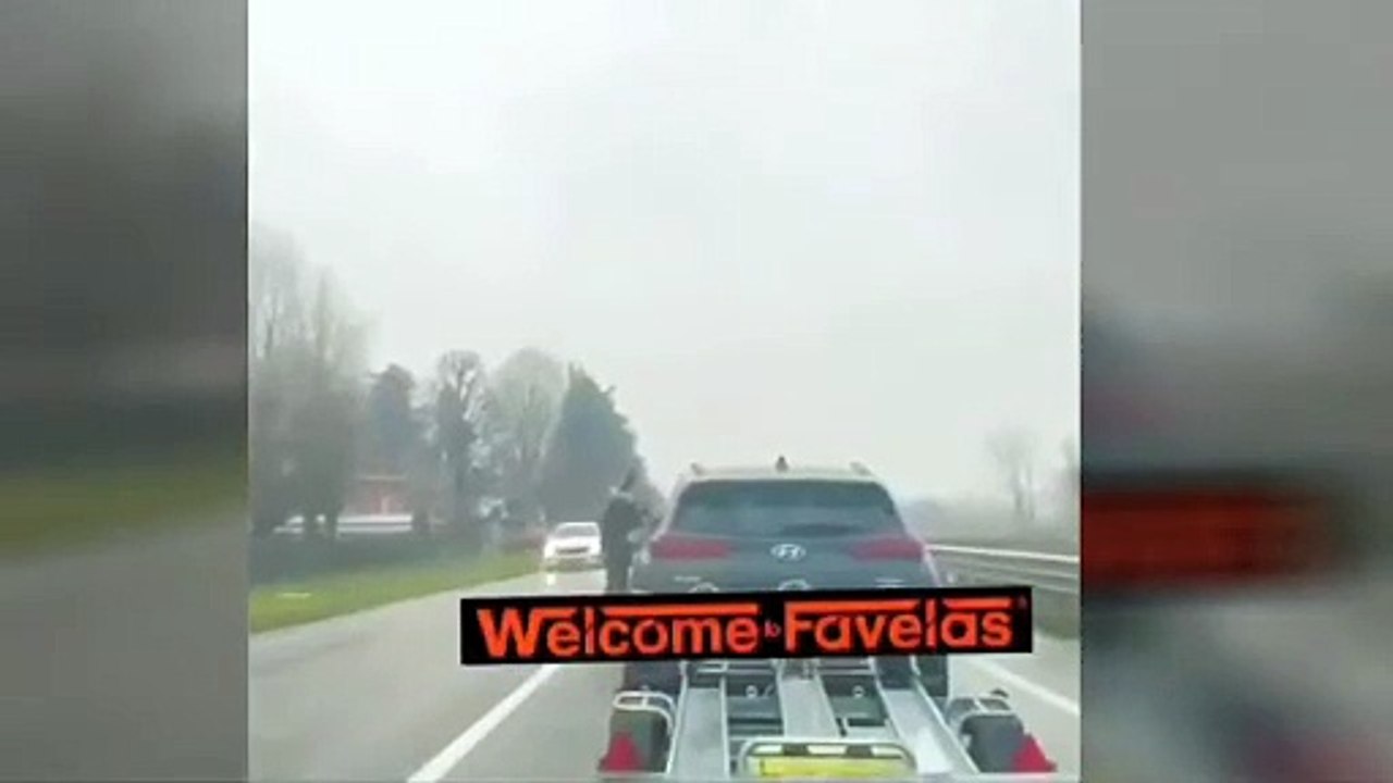 Si picchiano in mezzo alla strada, rischiano di essere investiti da un tir
