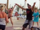 Hombre gordito en speedo baila mejor que tú