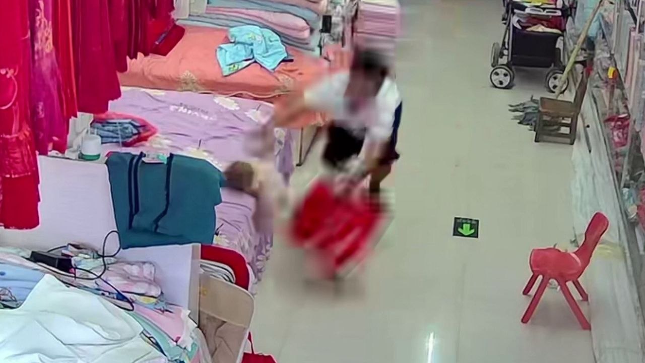 Der schnell denkende Vater macht einen beeindruckenden Tauchgang, um das Baby vor einem fiesen Sturz zu retten