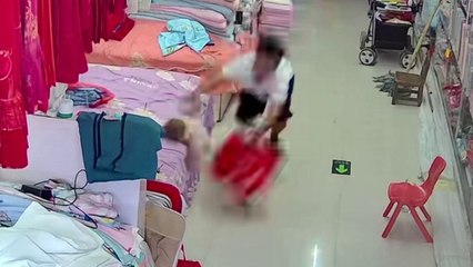 Der schnell denkende Vater macht einen beeindruckenden Tauchgang, um das Baby vor einem fiesen Sturz zu retten