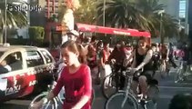 Con minifalda y tacones viajan en bici y celebra el Día Internacional de la Mujer