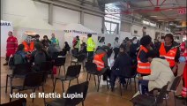 Carrara, l'accoglienza dei migranti sbarcati dalla Geo Barents