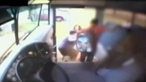CCTV Video Capta a chofer de autobus patear a una niña con discapacidad cuando bajaba del camión