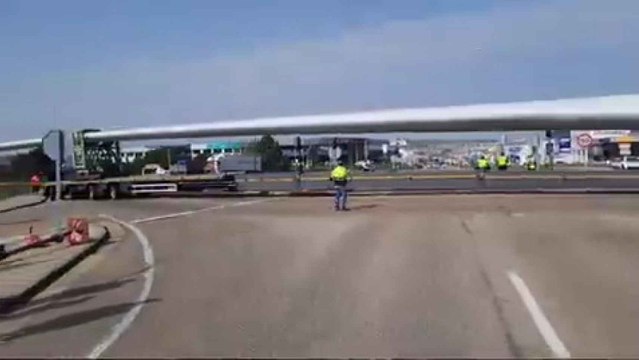 Tres camiones de palas eólicas colapsan la N-601