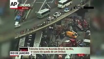 Autobús cae de viaducto en Brasil