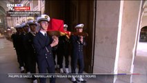 Hommage à Philippe de Gaulle: le cercueil entre dans la cour des Invalides