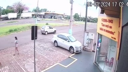 Agro Cafeeira: Vídeo mostra momento em que carro cruza rodovia e provoca acidente