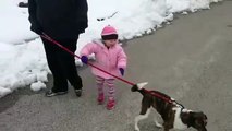 NIña Pequeña paseando al perro FAIL
