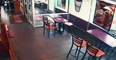 CCTV Video Carro choca dentro de una tienda de donas