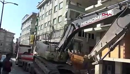 İstanbul'da yıkım sırasında korku dolu anlar, bir anda pencerede belirdi