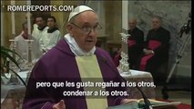 Francisco visita parroquia del Vaticano y saluda en la puerta a los asistentes