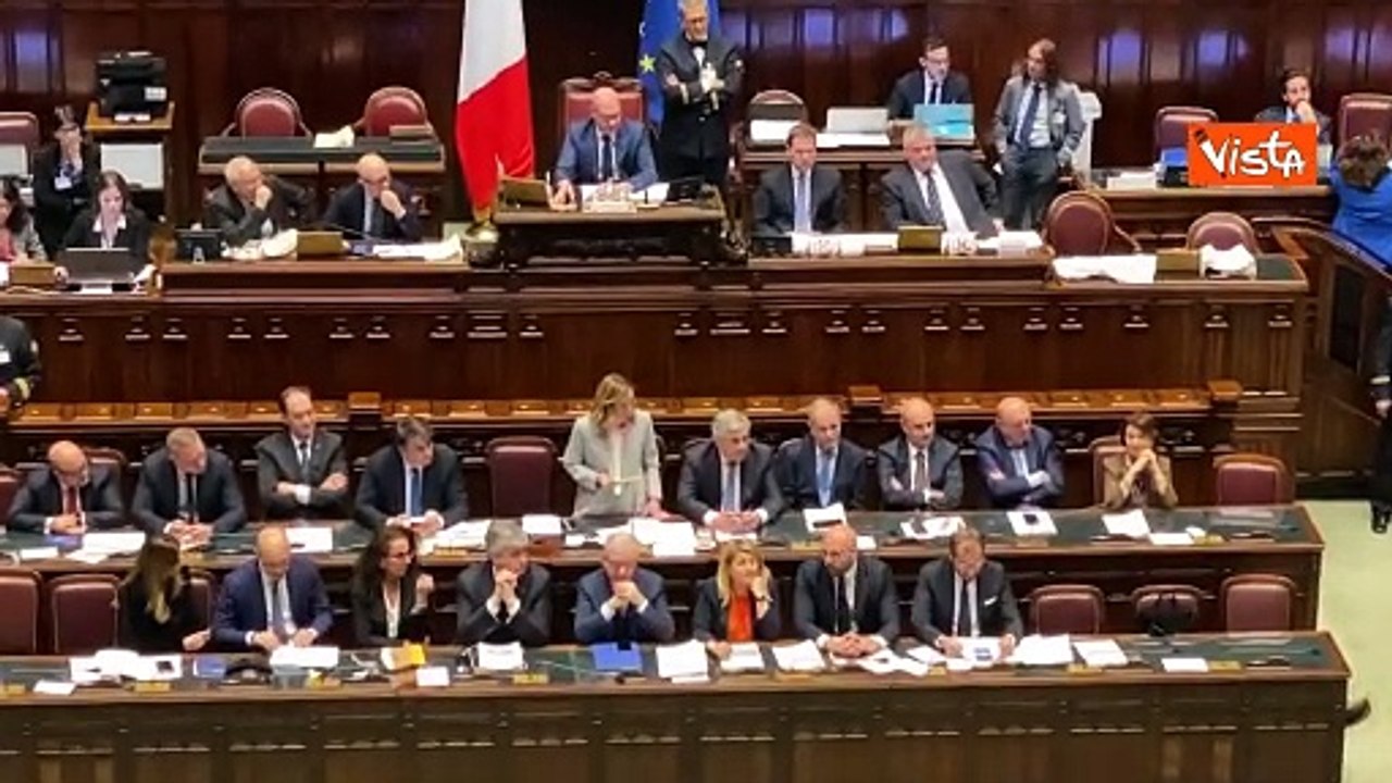 Meloni alla Camera: "Scusate se ho detto ragazzi, diciamo giovani colleghi" Bagarre dall'opposizione