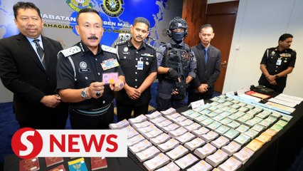 Descargar video: Immigration Department raids ewaste recycling factory, discovers over half a million ringgit in cash