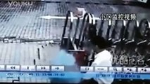 Impresionante video CCTV Enorme agujero se traga a guardia de seguridad cae por lo menos 20 metros