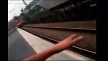 Chica cae a las vias de tren