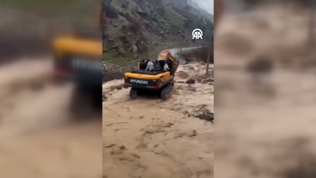 Sağanak sonucu kapanan Şırnak Uludere kara yolunun açılması için ekipler çalışıyor