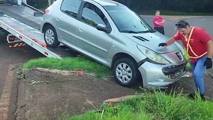 Motorista perde o controle de Peugeot e carro vai parar no canteiro, atrás do Shopping Catuaí
