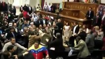 Diputados se pelean en el Parlamento Venezolano