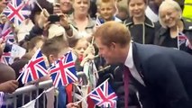 Príncipe Harry cambia pañales durante la visita de caridad