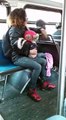 Mujer peleando en Autobus tira a su bebe