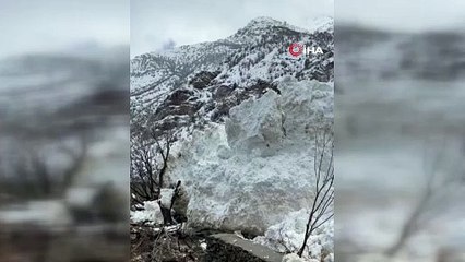 Çığ düştü ikiye ayrılan yol ulaşıma kapandı!