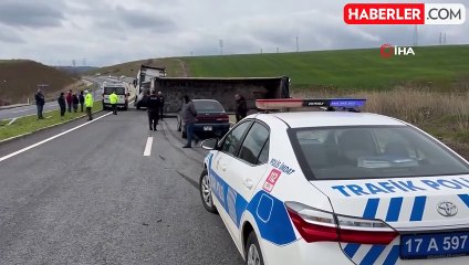 Çanakkale'de TIR'ın açılan dorsesi PTS'ye çarptı