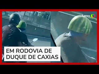 Motociclista é flagrado usando melancia como capacete no RJ