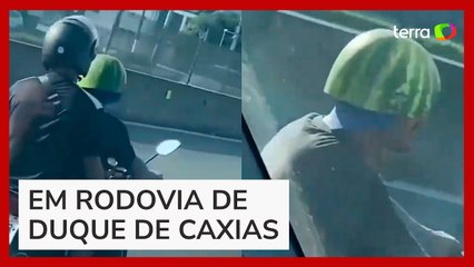 Motociclista é flagrado usando melancia como capacete no RJ