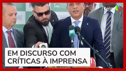 Deputado é repreendido por Rogério Marinho após tirar microfone da Globo de coletiva: Não faça isso'