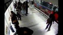 Video captura a ladrón robando la bolsa de una mujer y al huir lo atropella un camión en Colombia