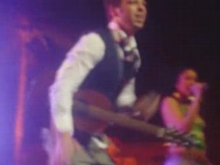 Christophe Maé gémit sur la scène du Zénith de Paris