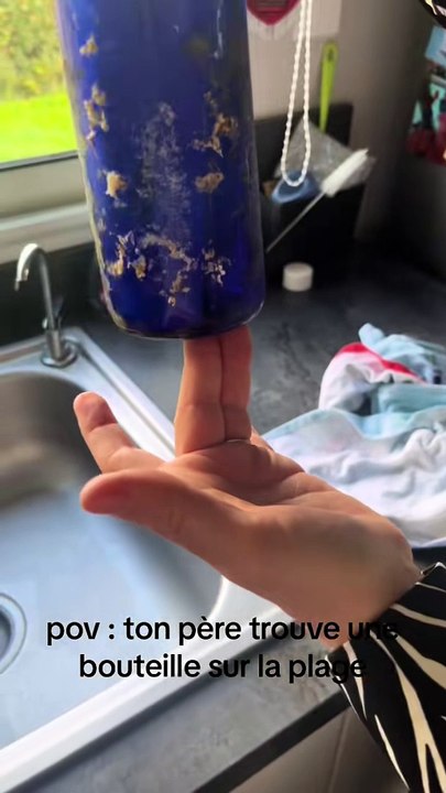 TikTok : la bouteille qu'ils trouvent sur la plage réserve de belles surprises…