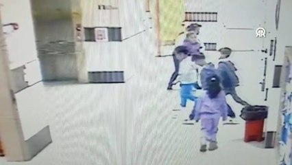 Soluk yoluna elma parçası kaçan çocuğu öğretmenin Heimlich manevrası kurtardı