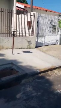 Moradora do Jardim Independência reclama de bueiro sem tampa ao lado da casa do pai idoso