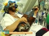 Mientras lo operan del cerebro canta y toca la guitarra