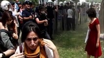 Agente de la policia antidisturbios ha roceado gas lacrimógeno en la cara de una mujer en Istanbul Turquía