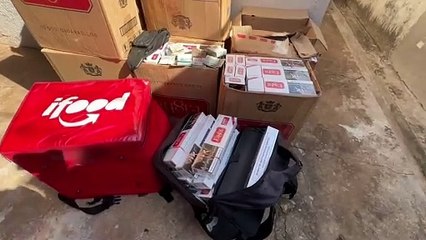 PM encontra depósito de cigarros no bairro Porto Belo; suspeito faria entregas com moto
