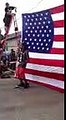 Lil Wayne pisa la bandera de Estados Unidos mientras graba su nuevo video God Bless Amerika