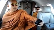 Monjes budistas con bolsos Louis Vuitton son criticados en Tailandia