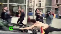 Activistas de FEMEN en topless se lanzan sobre auto de primer ministro